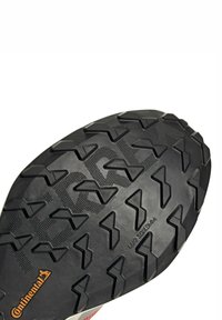 Suola in gomma nera con un evidente motivo a trasparenza triangolare, con il logo "Continental" e dettagli in rilievo "LUG 3040MM".