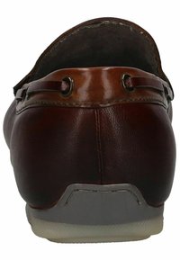 Brune lædermokassin med en glat finish, læderdetaljer, gummisål og rundt bagdesign.
