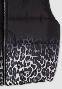 Gilet imbottito nero con cerniera argentata, caratterizzato da un motivo maculato che sfuma dal nero al grigio nella metà inferiore. Tessitura liscia.