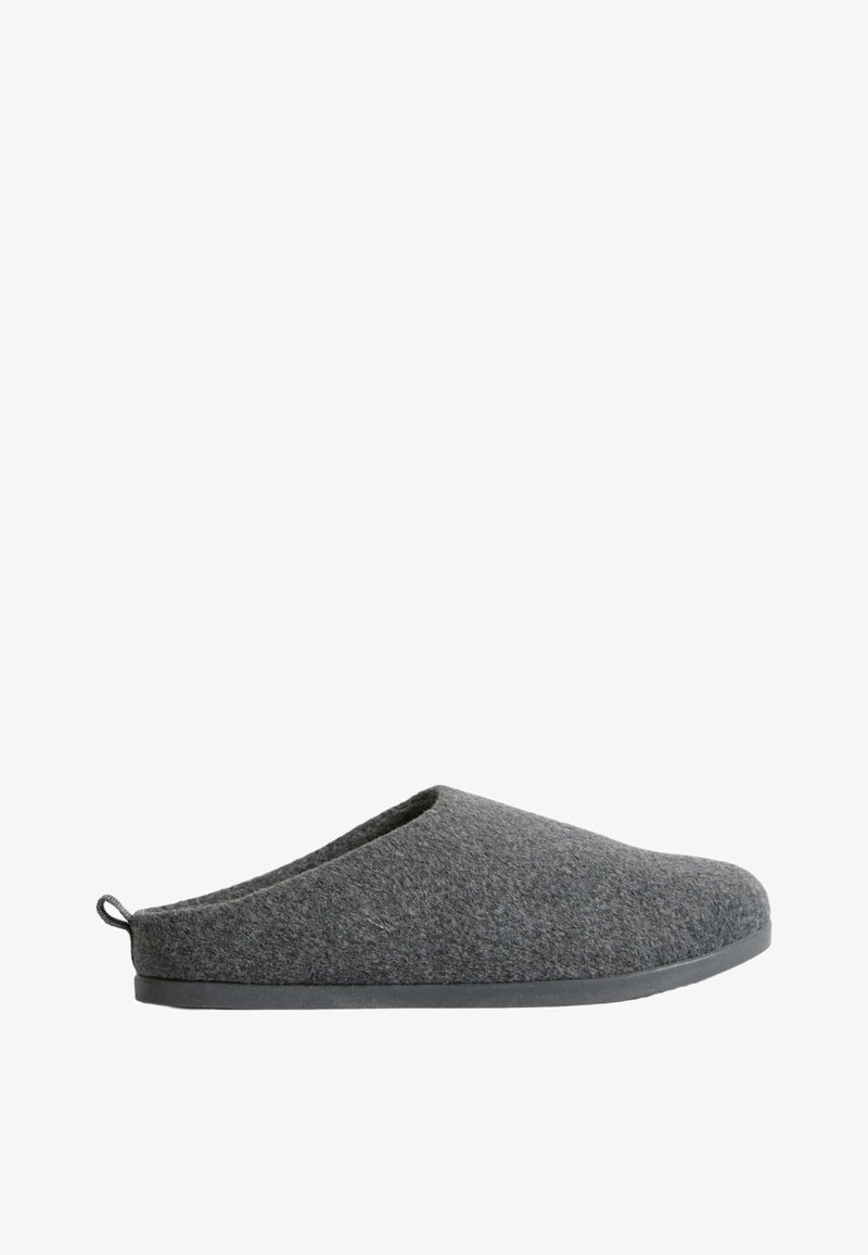 Grijze gevoelde slipper met een ronde vorm, open achterkant en een gestructureerde bovenkant. Heeft een zwarte rubberen zool voor grip en duurzaamheid.
