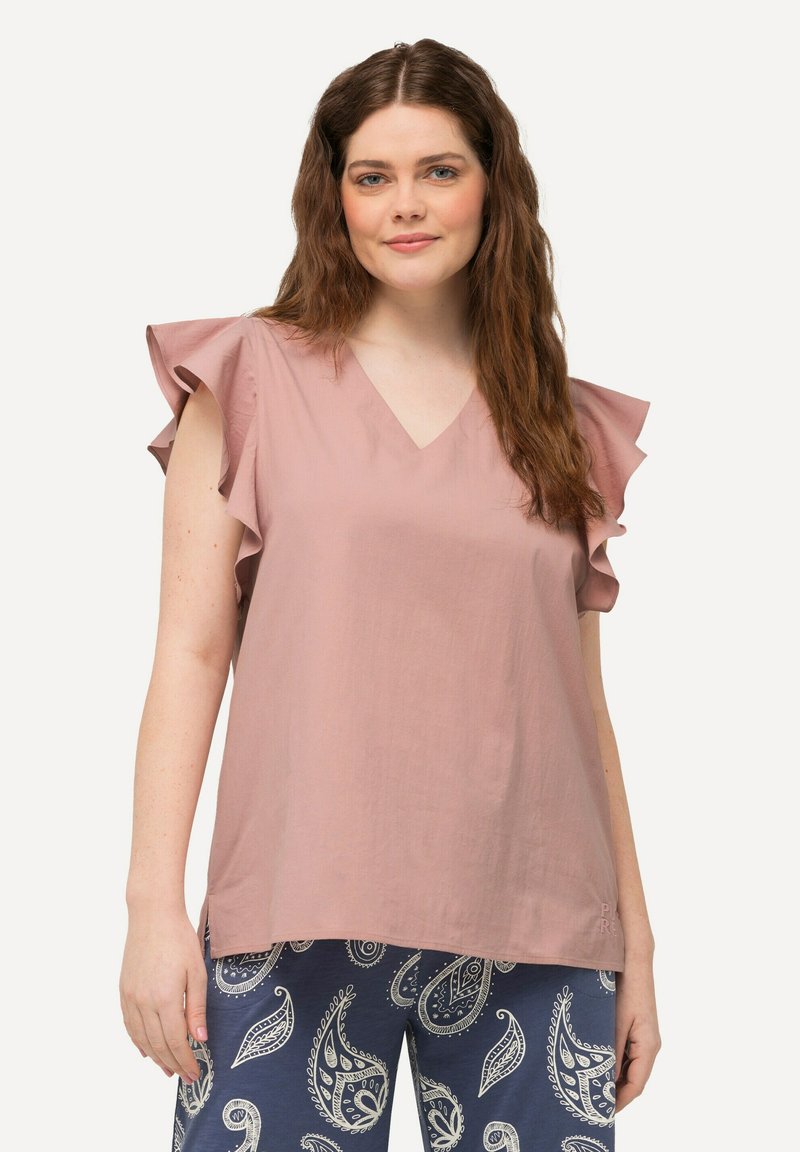 Roze blouse met korte mouwen en geruimde accenten, V-hals ontwerp, licht materiaal, gecombineerd met marineblauwe broek met een witte paisleyprint.