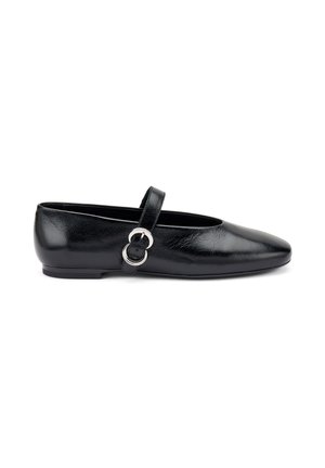 Bailarina negra de cuero con punta afinada, que cuenta con una correa ajustable y un detalle de hebilla de metal circular. Textura suave, diseño minimalista.