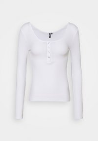 Vit långärmad ribbad topp med en rundad halsringning, med en framknäppning med tre runda silverknappar. Mjuk textur.