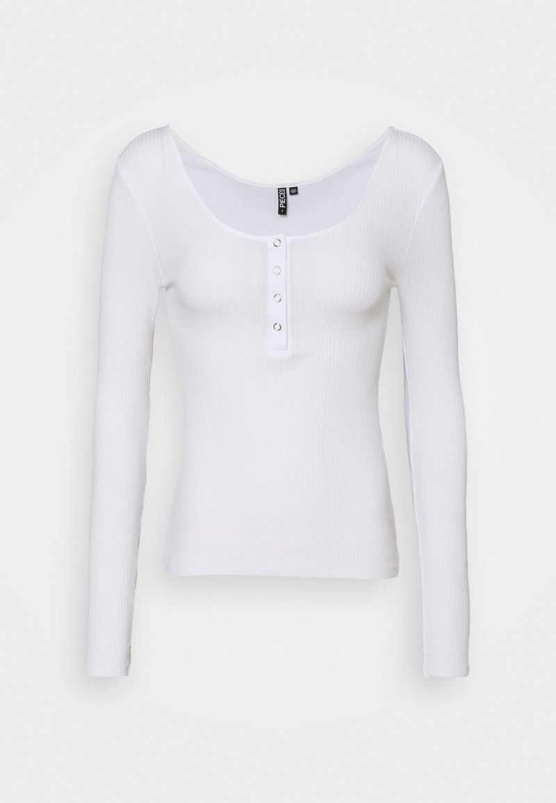Vit långärmad ribbad topp med en rundad halsringning, med en framknäppning med tre runda silverknappar. Mjuk textur.