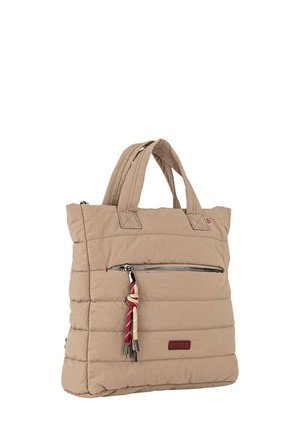 Bolso tote beige acolchado hecho de tela suave, con un bolsillo frontal con cremallera, doble asa y un adorno de borla con detalles en rojo.