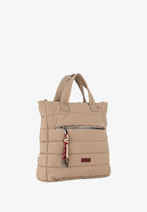 Bolso tote beige acolchado hecho de tela suave, con un bolsillo frontal con cremallera, doble asa y un adorno de borla con detalles en rojo.