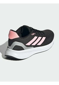 Czarne buty sportowe z różowymi akcentami i trzema paskami, z teksturowaną cholewką, amortyzowaną podeszwą i solidnym wsparciem pięty.