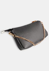 Clutch bag in pelle nera texturizzata con catena dorata, dotata di chiusura con zip e di una forma rettangolare elegante.