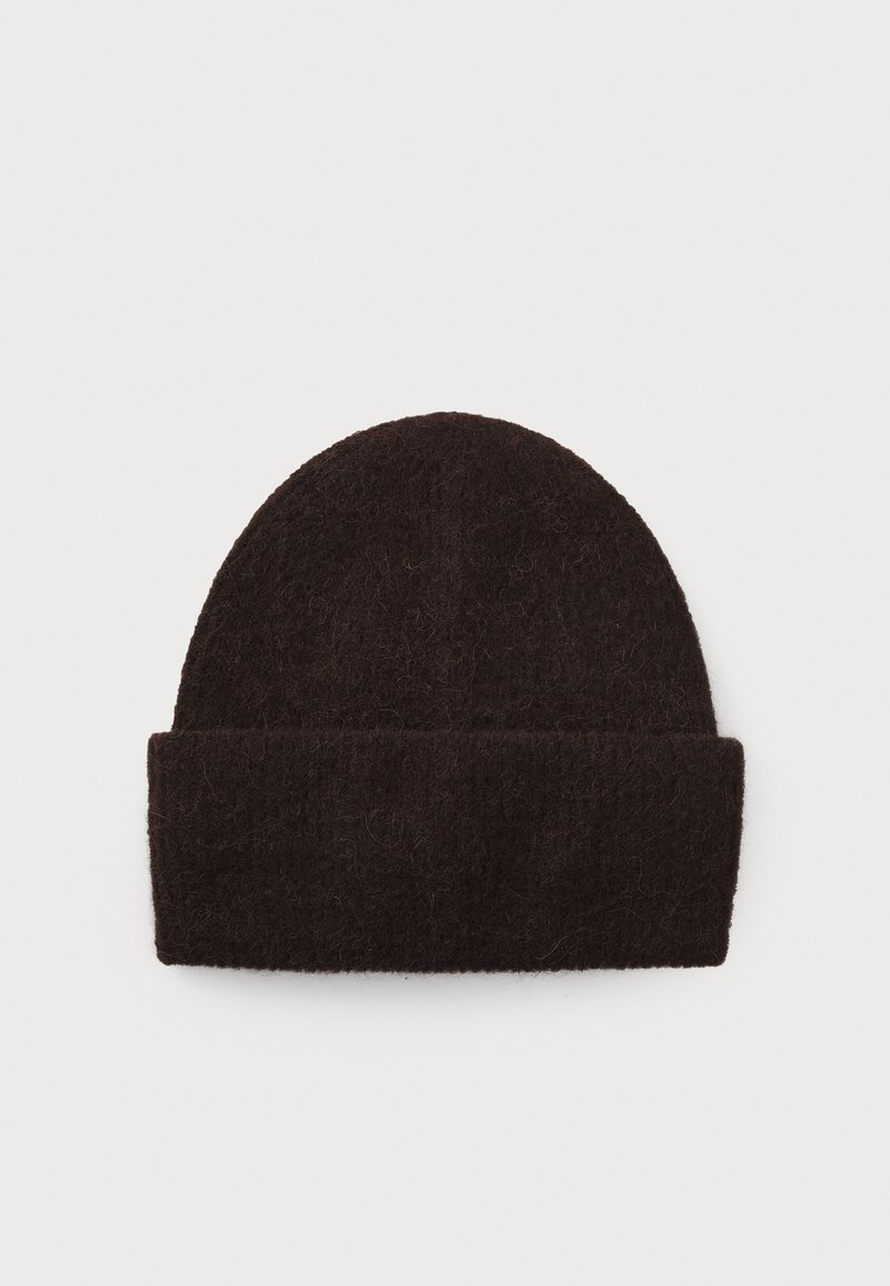 Gorro de lã castanho-escuro com um topo arredondado, apresentando uma dobra na base. A textura parece macia e ligeiramente felpuda.
