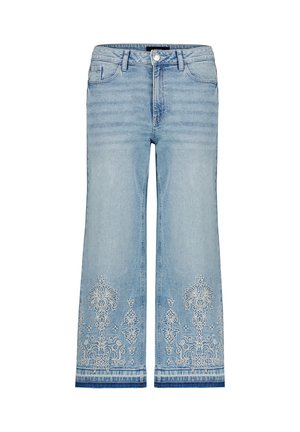 Jean en denim bleu clair avec jambes larges et broderie florale blanche près de l'ourlet sur les deux jambes, avec poches avant et fermeture par bouton.
