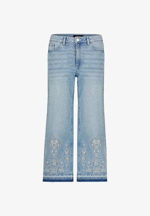Jean en denim bleu clair avec jambes larges et broderie florale blanche près de l'ourlet sur les deux jambes, avec poches avant et fermeture par bouton.