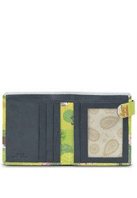 Cartera de cuero verde y amarilla, que cuenta con múltiples compartimentos para tarjetas, una ventana transparente para identificación y un cierre a presión con un acento estampado.