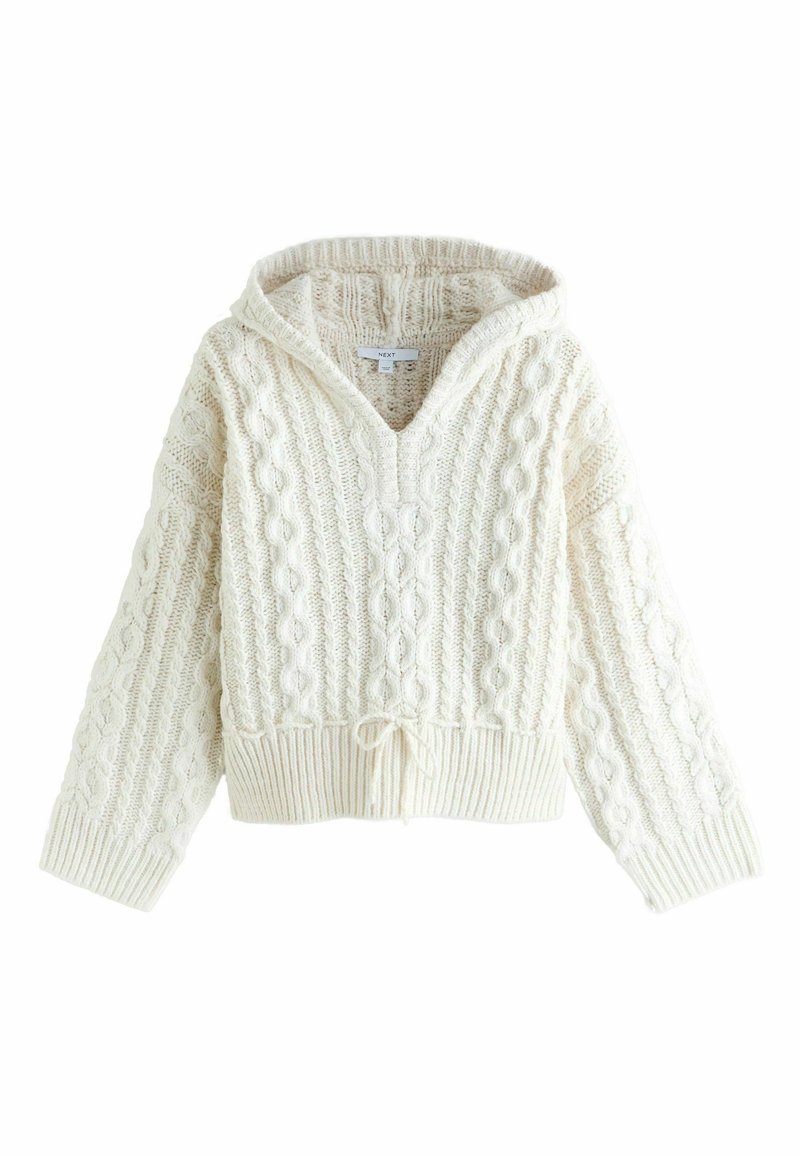 Balts adīts kapucis ar V veida izgriezumu, fakturētu kabeli, ribotu apakšu un aukliņu. Mīksts, masīvs audums ar siltu izskatu.