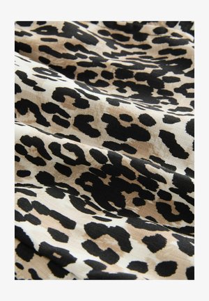 Tkanina s leopardjim vzorom, ki ima bež ozadje z izrazitimi črnimi madeži. Tekstura je videti gladka in rahlo gubana.
