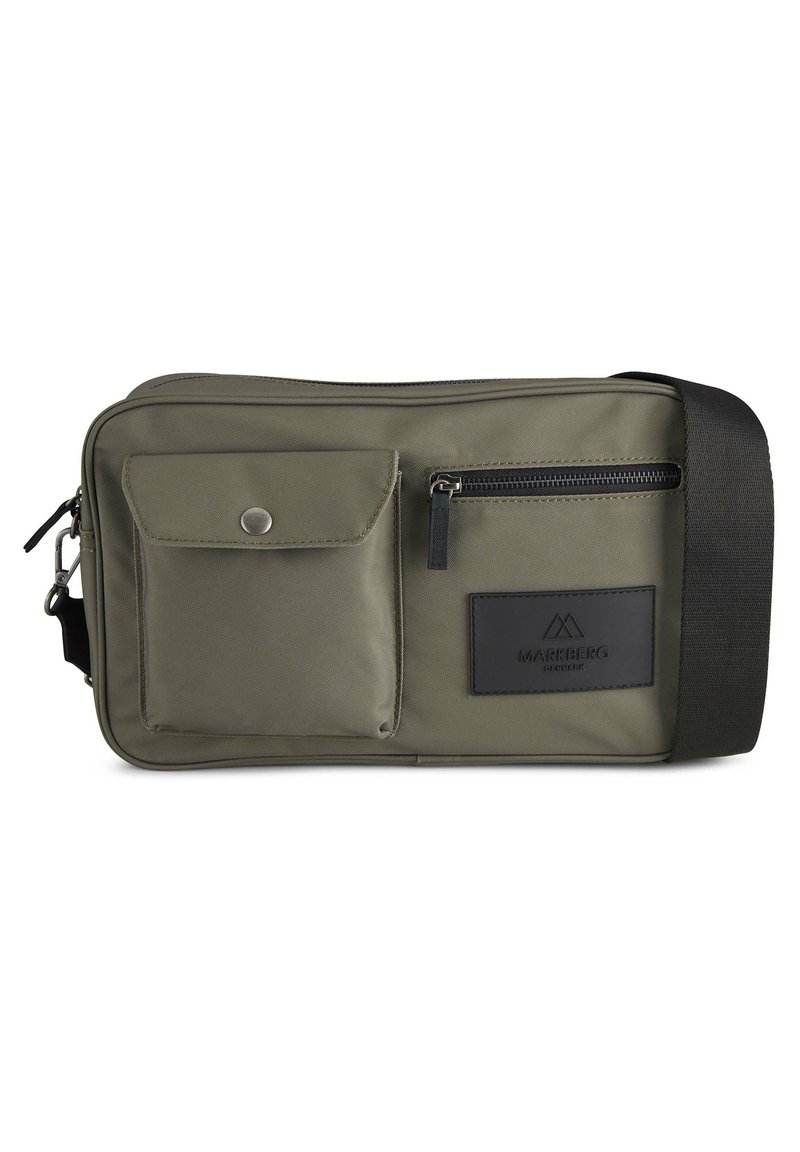 Olivgrön axelväska gjord av slitstarkt tyg, med en framficka med tryckknapp, ett dragkedjefack och en logotypapplikation.