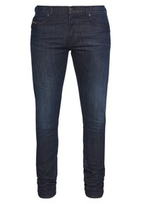 Mörkblå denimjeans med rak passform, femficksdesign och subtila varumärkesdetaljer på framfickan. Slät textur.