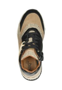 Sneaker met een mix van tan suede, zwart leer en gevlekte accenten. Voorzien van een zwart vetersysteem en een binnenrits voor gemakkelijk aan- en uittrekken.