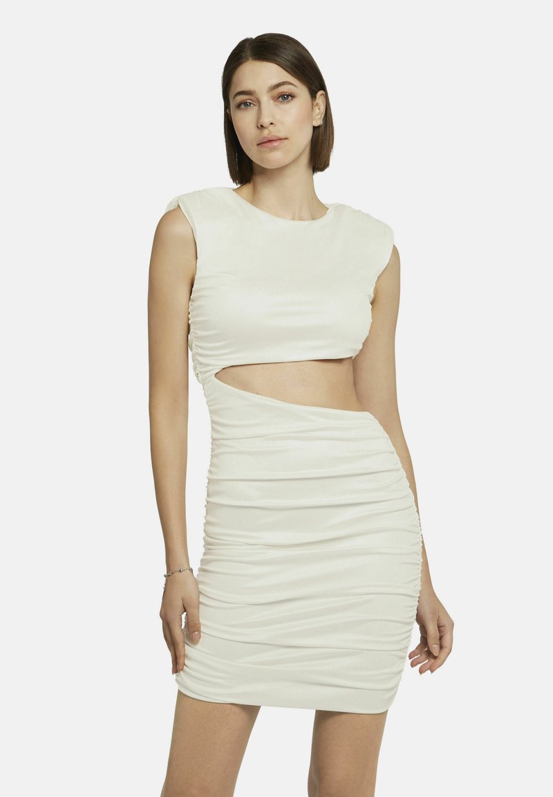 Crème-kleurige bodycon jurk met cap sleeves, voorzien van geplooide details en een snit in de taille, gemaakt van een soepele, rekbare stof.