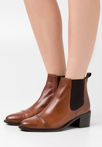 Bianco BIACAROL - Boots à talons - cognac