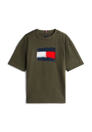 Olivengrünes Baumwoll-T-Shirt mit einem gemalten Flaggen-Design in Rot, Weiß und Blau. Kurze Ärmel und runder Halsausschnitt.
