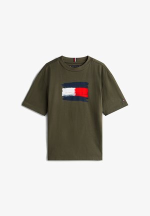 Maslinasto zelena pamučna majica sa dizajnom obojene zastave u crvenoj, bijeloj i plavoj boji. Kratki rukavi i okrugli izrez.