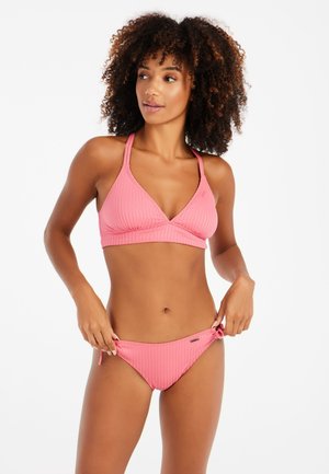 Bikini rose à côtes avec un haut triangle et des bretelles ajustables. Le bas présente des liens sur les côtés et une petite étiquette de marque à la taille.