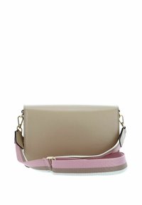 Sac bandoulière en similicuir beige avec une bandoulière amovible à rayures roses, grises et blanches. Dispose d'une quincaillerie dorée et d'une forme rectangulaire.