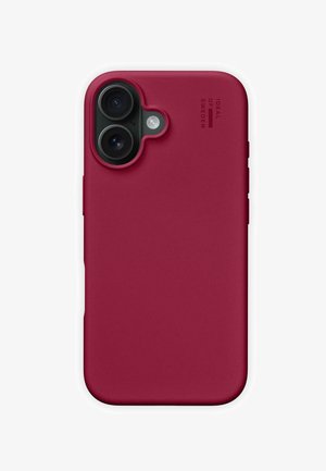 Czerwony, matowy etui na smartfon z wycięciem na podwójny aparat i lampę błyskową, z napisem "Ideal of Sweden" w górnym prawym rogu.