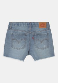 Ljusblå jeansshorts med fransad fåll, två bakfickor, kontrasterande sömmar och en läderlogotyp på midjebandet.