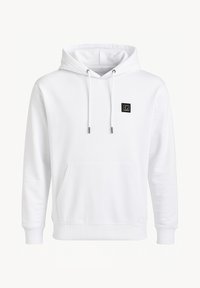 Sudadera blanca hecha de una tela suave, con un bolsillo tipo canguro, capucha con cordón y un pequeño parche negro del logo en el pecho.
