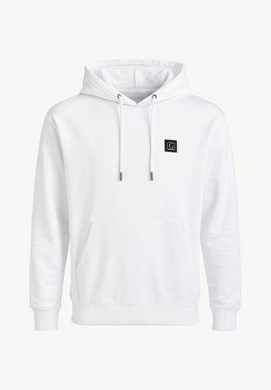 Biela mikina vyrobená z mäkkého materiálu, s klokankovou kapsou, kapucňou so šnúrkou a malou čiernou nášivkou na hrudi.