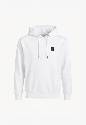 Biela mikina vyrobená z mäkkého materiálu, s klokankovou kapsou, kapucňou so šnúrkou a malou čiernou nášivkou na hrudi.