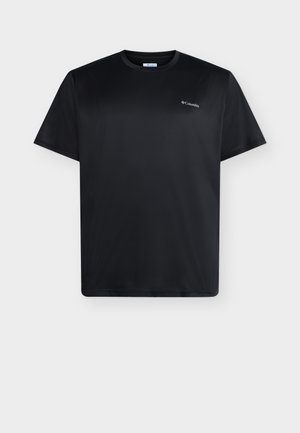 Fekete, rövid ujjú, kerek nyakú Columbia póló kicsi fehér logóval a bal felső mellrészen, egyszínű világosszürke háttéren megjelenítve.