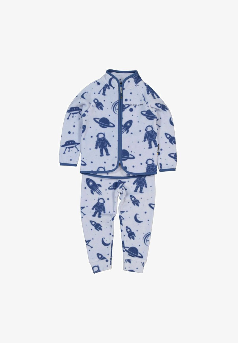 Sininen ja valkoinen fleece-yöpuku, jossa on avaruusmatkailija-, planeetta- ja raketti-kuvioita. Sisältää vetoketjullisen takin ja vastaavat housut.