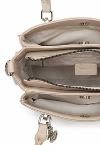 Beżowa skórzana torebka z wieloma przegrodami, zamykana na zamki błyskawiczne, z gładką podszewką wewnętrzną. Posiada metalowe okucia oraz odłączany breloczek.