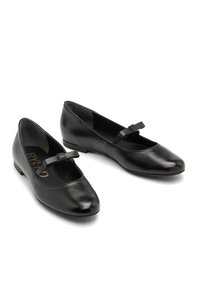 Bailarinas negras de cuero tipo Mary Jane con punta redondeada, pequeña correa decorativa y textura suave. Tacón bajo y plantilla acolchada.