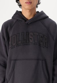 Hollister Co. BOXY CROP TECH LOGO - Mikina - phantom