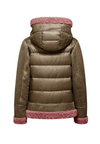 Olijfgroene pufferjack met capuchon, voorzien van roze fluffy afwerking bij de kraag en mouwen. Glad van structuur, met ribbeldetails op het lichaam.