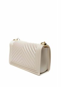 Borsa a mano in pelle bianca con motivo trapuntato, hardware dorato e forma strutturata. Presenta cuciture dettagliate e un pannello laterale a contrasto.