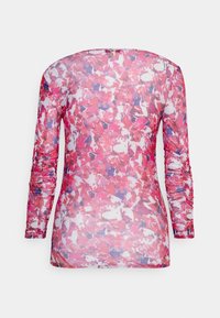 Langsleeve top van transparante stof, met een kleurrijk roze en paars abstract patroon, gathered mouwen en een ronde halslijn.