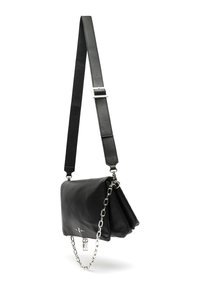 Sac à épaule en cuir noir avec une finition texturée, chaîne et quincaillerie de sangle. Présente un design rabattu avec un accent argenté proéminent.
