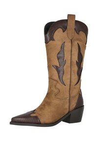 Botas de vaquero marrones con acentos texturizados en marrón, puntera afilada y recortes decorativos. Cuenta con un tacón bajo tipo bloque y detalles de costura.