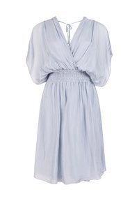 Lichtblauwe jurk met een V-hals en oversized mouwen, met een gesmockte taille en een losse, vloeiende silhoeët. Gladde, lichte stof.