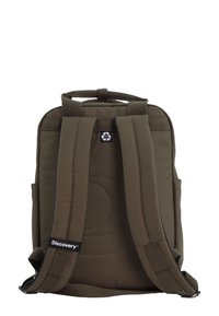 Zaino verde oliva realizzato in tessuto durevole, dotato di spallacci imbottiti, maniglia superiore e un motivo a quadri circolare sul retro.