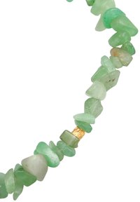 Grüner Edelsteinketten mit unregelmäßig geformten Perlen und glatter Oberfläche, durchsetzt mit metallischen Goldakzenten.