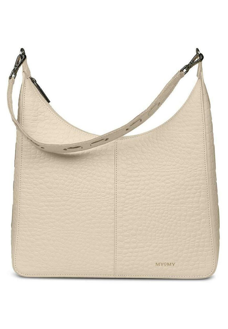 Beige leren handtas met een gestructureerd oppervlak, een gebogen ontwerp en een lange verstelbare schouderriem. Heeft minimalistische branding die op de bodem is geperst.