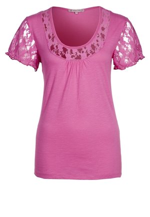 Haut rose à manches courtes avec un col scoop, des manches en dentelle et une finition texturée, fabriqué en tissu doux et léger.