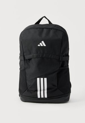 Schwarzer Adidas-Rucksack mit weißem Logo, drei vertikalen Streifen, seitlichen Netzfächern und einem Tragegriff oben vor einfarbigem Hintergrund.