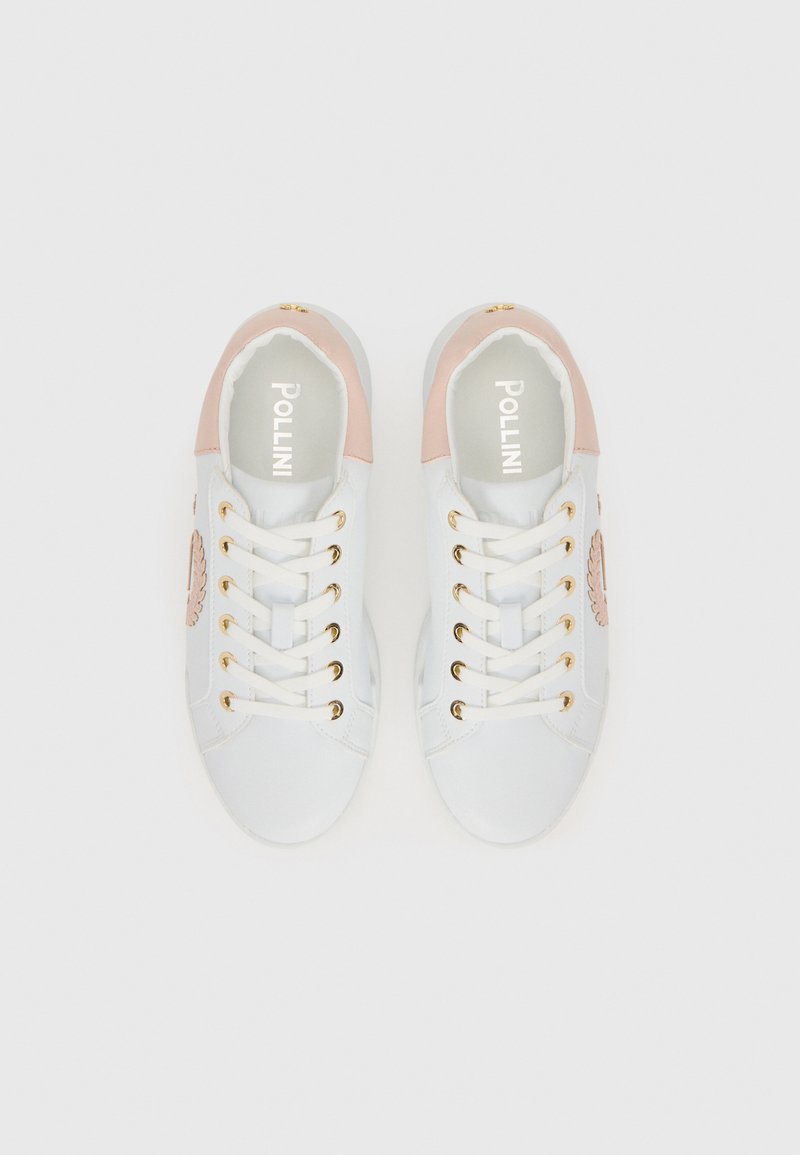 Sneakers bianchi con una superficie liscia, dettagli rosa sul tallone, hardware dorato e lacci bianchi. Logo "Pollini" all'interno.
