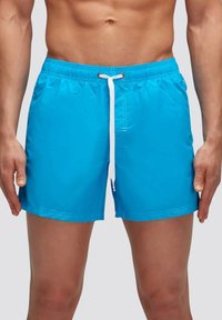 Costumi da bagno azzurri brillanti realizzati in tessuto leggero, dotati di vita elasticizzata, cordoncino bianco e tasche laterali.